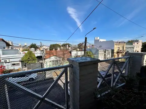 VENTA PH 3 AMBIENTES CARAPACHAY, PATIO Y BALCÓN, AL FRENTE