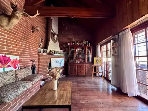 Galpon con oficina. Casa con 3 dormitorios en planta alta. Barrio Los Andes.
