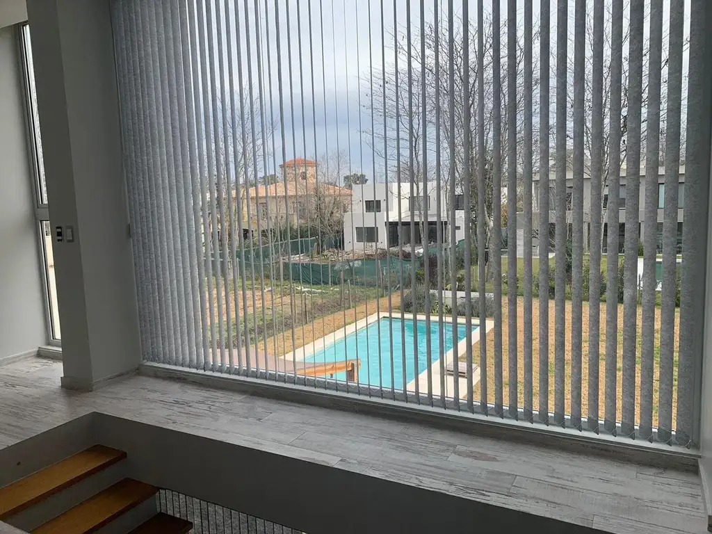 Casa - 3 dormitorios | 3 años | 3 baños | 4 ambientes | 2 cocheras | 300  m² Terreno