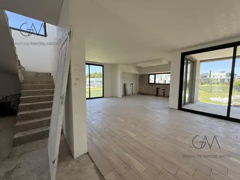 Casa en Alquiler con 2 cocheras