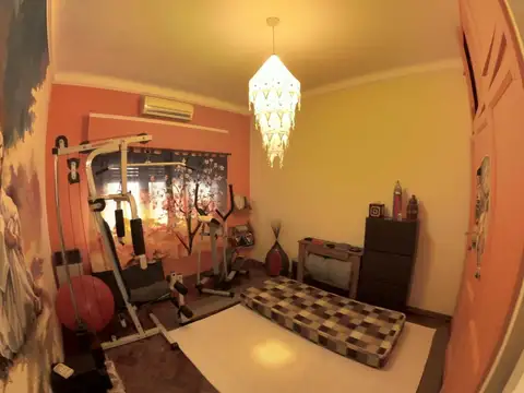 GRAN CASA A UNA CUADRA ESTACION VILLA ADELINA