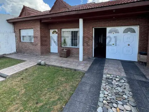 Casa de 2 dormitorios en venta en Lisandro Olmos, La Plata