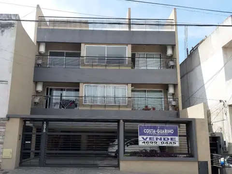 Excelente monoambiente en primer piso con balcón al frente