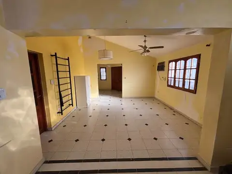 Se vende CASA con 2 cocheras - ZONA ALTA Catamarca