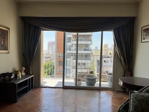 CALLAO 1500. Piso alto y luminoso