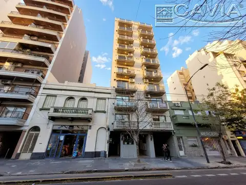 2 amb amplios y luminosos. Frente 2 balcones con cochera fija incluida. Split y estufa TB.-