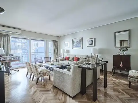 Excelente semipiso  del Arq. Guillermo Peña, al frente, muy luminoso, con dos cocheras.