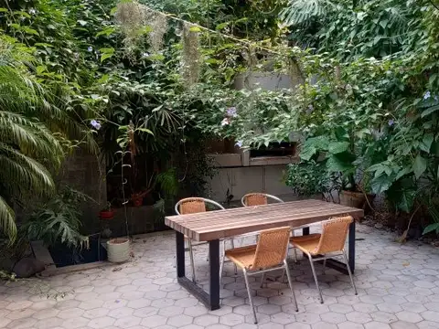 ALQUILER  Recoleta - Pacheco de Melo al 2400 - 3 ambtes c/amplio jardín.