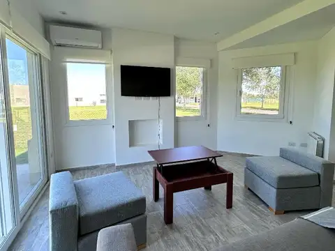 Casa en Alquiler con 4 cocheras