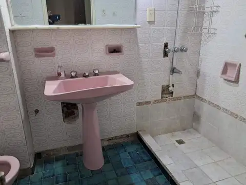 Piso a reciclar a metros de Av Colón