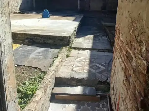 CASA CON JARDÍN Y GARAJE. OPCION LOCAL Y DEPARTAMENTO 3 AMBIENTES – AV. LACARRA  GERLI -