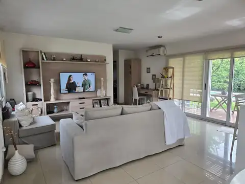 Casa en Alquiler con 2 cocheras