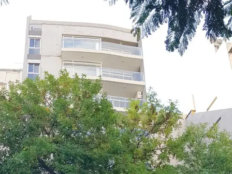 Av. Mosconi al 2500. Piso 2. Contrafrente. Nuevo a estrenar. Monoambiente grande 37 m2. Baño y Cocina completos. Balcón. Bajas expensas. Luz Sol