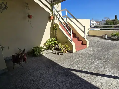 DEPARTAMENTO TIPO CASA CON GARAGE, PATIO Y TERRAZA