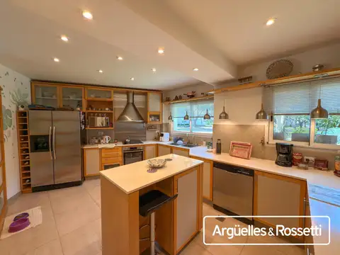 Casa 5 ambientes con 4 baños