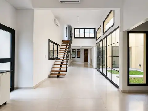 Casa en Venta con 5 cocheras