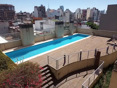 Monoambiente c/balcón, parrilla y cochera.