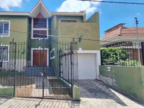 CASA EN VENTA 4 DORMITORIOS PATIO Y PISCINA BARRIO MAIPU