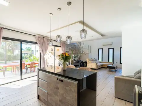 Casa en Venta con 2 cocheras
