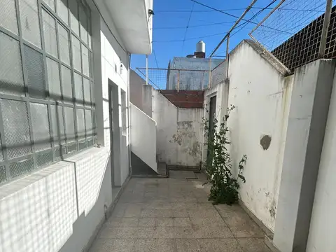 Departamento tipo casa 2 ambientes Lomas del Mirador con patio y terraza