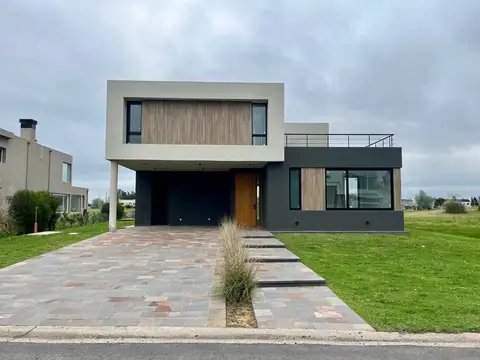 Casa a estrenar de 6 amb en barrio privado San Eliseo