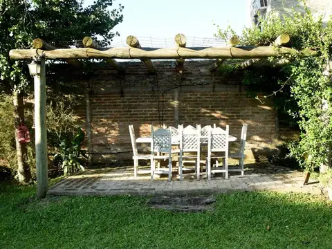 SE VENDE CASA EN RECONQUISTA, SOBRE F. ROSSI 2596