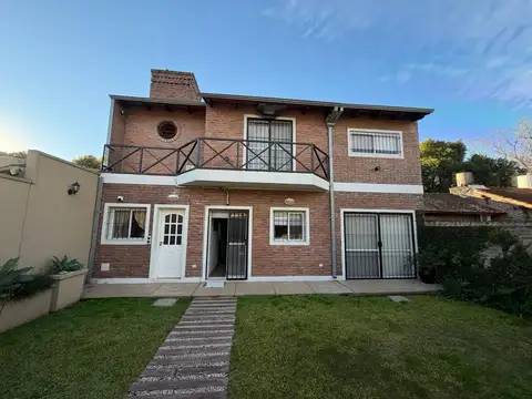 Casa en Alquiler 4 dormitorios, quincho con parrilla y cochera en Fisherton - Rosario