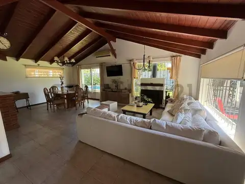 Venta de Casa de 3 Dorm con Cochera, parque y pileta en Gorina