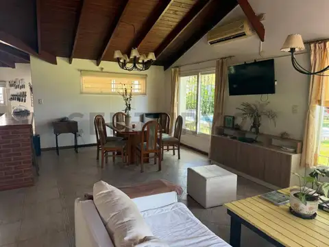 Casa 6 ambientes con 2 baños
