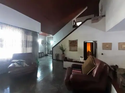 Casa 6 ambientes con 2 baños