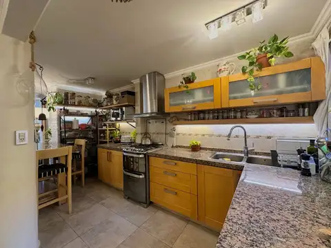 Casa 5 ambientes con 2 baños