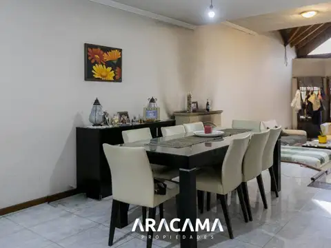 Casa en Venta con 3 cocheras