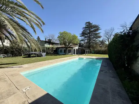 VENTA · CASA · DOS DORMITORIOS · GALERIA · QUINCHO · AMPLIO JARDÍN · PISCINA