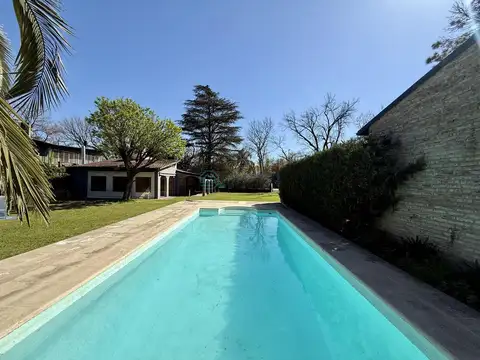 VENTA · CASA · DOS DORMITORIOS · GALERIA · QUINCHO · AMPLIO JARDÍN · PISCINA