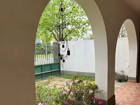 CASA DE TRES DORMITORIOS EN FISHERTON CON PILETA Y JARDÍN