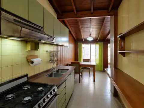 Casa 4 ambientes con 2 baños