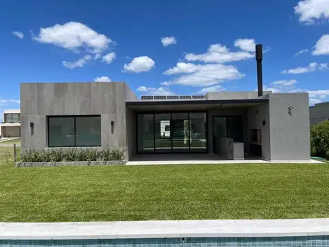 Casa 4 ambientes con 4 baños