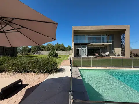 Casa en Venta con 2 cocheras