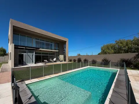 Casa en Venta con 2 cocheras