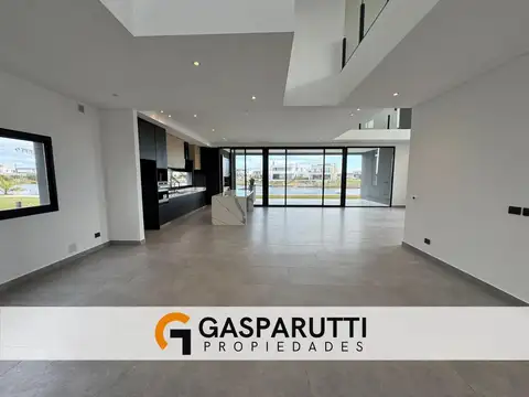Casa en Venta con 6 cocheras