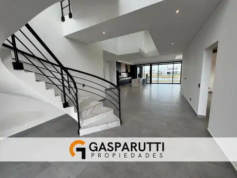 Casa 6 ambientes con 5 baños