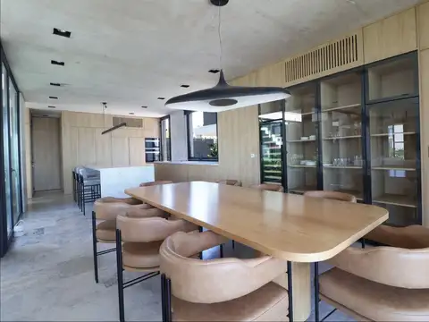 Casa en Venta con 5 cocheras