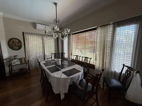 Casa 5 ambientes con 4 baños