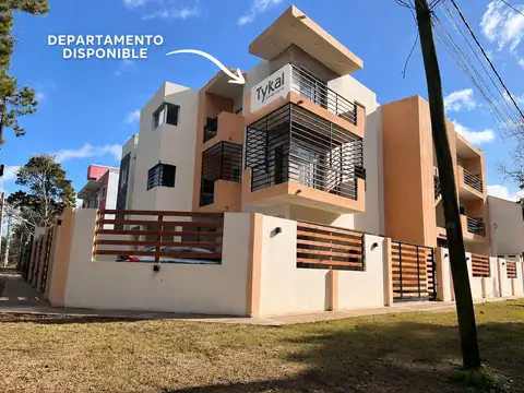 “Amplio Departamento de 3 Ambientes en Esquina | Doble Balcón, Parrilla y Cochera | Costa Azul”