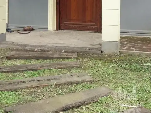 Casa 9 ambientes con 4 baños