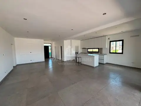 Casa en Venta en Pilar Del Este - Santa Sofia, USD 230.000