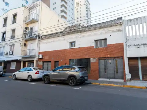 Casa en Vta 3 dorm, local y cochera e/Boulevares