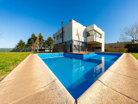 Casa 7 ambientes con 2 baños