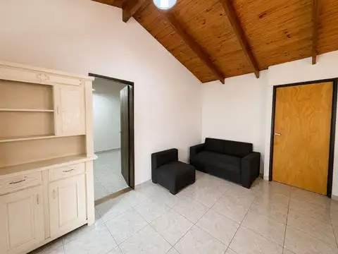 Venta casa 2 dormitorios con jardin La PLata