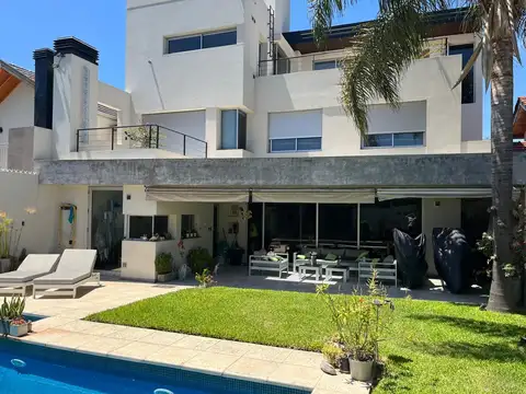 Casa en Venta con 3 cocheras